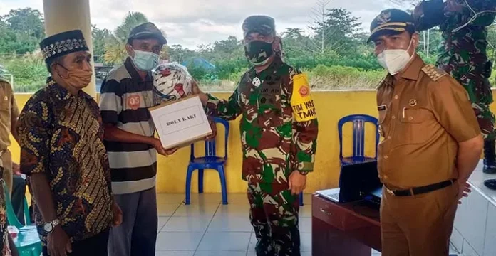 Warga Lasalimu Selatan Terima Bantuan Peralatan Olahraga dan Alquran