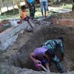 Personel TNI Bangun Tujuh MCK untuk Dua Desa di Buton Personel TNI Bangun Tujuh MCK untuk Dua Desa di Buton