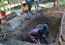 Personel TNI Bangun Tujuh MCK untuk Dua Desa di Buton Personel TNI Bangun Tujuh MCK untuk Dua Desa di Buton