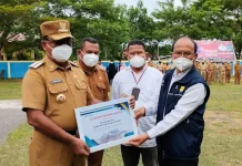 Pemkab Mubar Terima Penghargaan dari PLN Pemkab Mubar Terima Penghargaan dari PLN