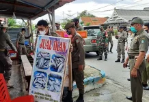 Belasan Pedagang Ikan di Kolut Ditertibkan Karena Menjual di Sekitar Pemukiman Belasan Pedagang Ikan di Kolut Ditertibkan Karena Menjual di Sekitar Pemukiman