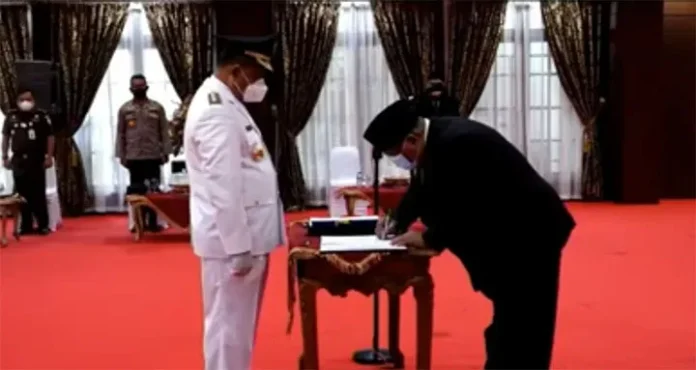 Ali Mazi Resmi Lantik Bupati Mubar dan Pj Bupati Konsel
