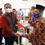 77 PNS di Busel Terima SK Pensiun 77 PNS di Busel Terima SK Pensiun