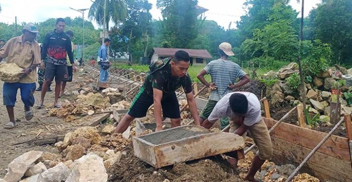 Antisipasi Banjir, Personel TMMD Bangun Drainase di Desa Sangia Arano