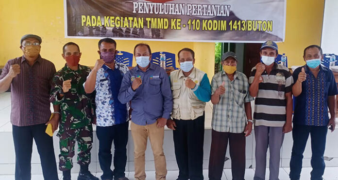 Melalui Program TMMD ke-110, Dinas Pertanian Buton Salurkan Bibit Kelapa Genja dan Pala