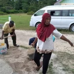 Ibu-ibu Turut Semangat Membantu Pengerjaan Fisik pada Program TMMD ke-110 Ibu-ibu Turut Semangat Membantu Pengerjaan Fisik pada Program TMMD ke-110