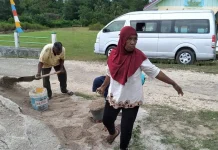 Ibu-ibu Turut Semangat Membantu Pengerjaan Fisik pada Program TMMD ke-110 Ibu-ibu Turut Semangat Membantu Pengerjaan Fisik pada Program TMMD ke-110