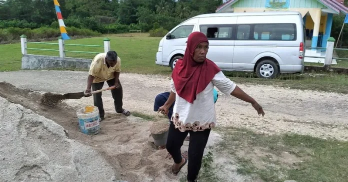 Ibu-ibu Turut Semangat Membantu Pengerjaan Fisik pada Program TMMD ke-110