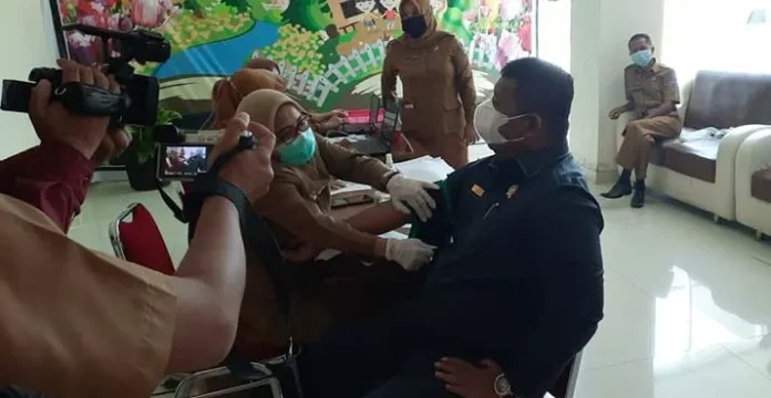 Usai Divaksin, Ketua DPRD Kendari Imbau Masyarakat Tak Takut Ikut Vaksinasi Covid-19
