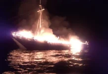 Kapal Pesiar Dilalap Api Saat Melintas di Perairan Tobea Kapal Pesiar Dilalap Api Saat Melintas di Perairan Tobea