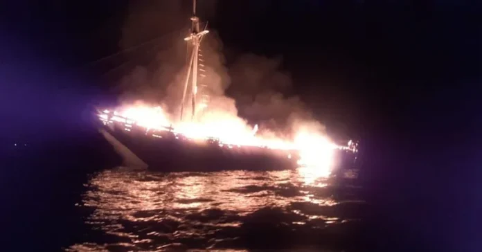 Kapal Pesiar Dilalap Api Saat Melintas di Perairan Tobea Kapal Pesiar Dilalap Api Saat Melintas di Perairan Tobea