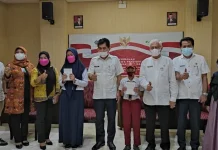 Dua Ahli Waris Peserta BP Jamsostek di Sultra Terima Beasiswa Hingga Tamat Kuliah Dua Ahli Waris Peserta BP Jamsostek di Sultra Terima Beasiswa Hingga Tamat Kuliah