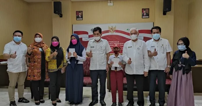 Dua Ahli Waris Peserta BP Jamsostek di Sultra Terima Beasiswa Hingga Tamat Kuliah