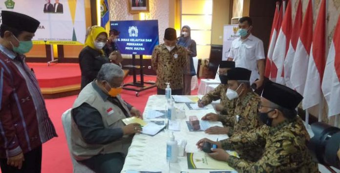 Gubernur Ali Mazi Bayar Zakat Fitrah ke Baznas Sultra