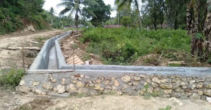 TNI Tuntaskan Pembangunan Drainase di Desa Sangia Arano Buton