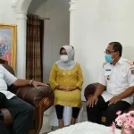 Jadi Keluarga Pertama yang Didata, Bupati Ajak Masyarakat Mubar Sukseskan Pendataan Keluarga Jadi Keluarga Pertama yang Didata, Bupati Ajak Masyarakat Mubar Sukseskan Pendataan Keluarga