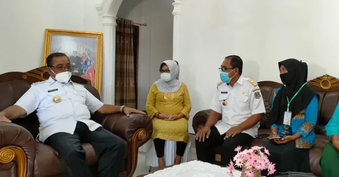 Jadi Keluarga Pertama yang Didata, Bupati Ajak Masyarakat Mubar Sukseskan Pendataan Keluarga Jadi Keluarga Pertama yang Didata, Bupati Ajak Masyarakat Mubar Sukseskan Pendataan Keluarga