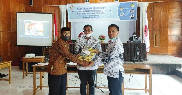 Kepala SMA Negeri 1 Kendari Resmi Dilantik Jadi Ketua YPLP PGRI Sultra