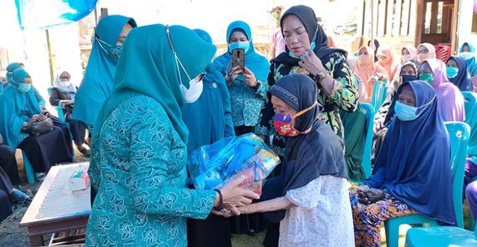 Gelar Anjangsana Ramadan, TP PKK Mubar Bagi Sembako kepada Lansia