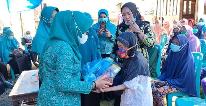 Gelar Anjangsana Ramadan, TP PKK Mubar Bagi Sembako kepada Lansia