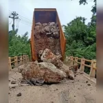 Jalan Poros Andoolo-Tinanggea Diblokade Warga Jalan Poros Andoolo-Tinanggea Diblokade Warga