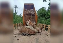 Jalan Poros Andoolo-Tinanggea Diblokade Warga Jalan Poros Andoolo-Tinanggea Diblokade Warga