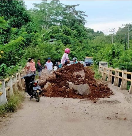 Jalan Poros Andoolo-Tinanggea Diblokade Warga