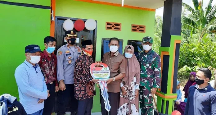 Dandim 1412 Kolaka Bersama Bupati Kolut Resmikan Bedah Rumah Korban Kebakaran