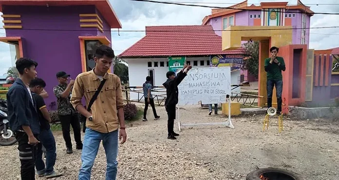 Mahasiswa Unilaki Boikot Gedung Rektorat