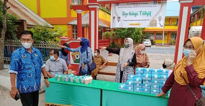 Dikmudora Peduli, Gerakan Berbagi Takjil Sejumlah Sekolah di Kendari