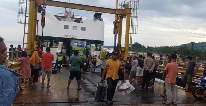 Dua Kapal Docking, Aktivitas di Pelabuhan Tobaku Kolut Berjalan Normal