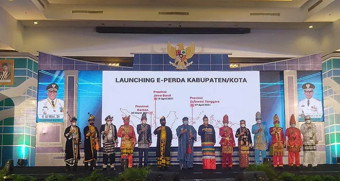 Peserta Upacara HUT Sultra Kenakan Pakaian Adat 17 Kabupaten/Kota