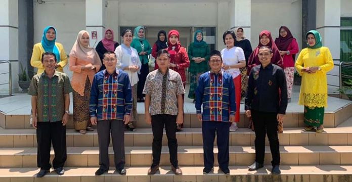 Peringati Hari Kartini, Direktur Poltekkes Kendari Instruksikan Pemakaian Batik dan Kebaya