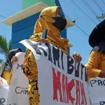 Ibu-Ibu Kompak Dukung Suami Tuntut Pemberian Izin Kerja di Dermaga Petikemas Ibu-Ibu Kompak Dukung Suami Tuntut Pemberian Izin Kerja di Dermaga Petikemas