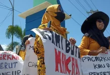 Ibu-Ibu Kompak Dukung Suami Tuntut Pemberian Izin Kerja di Dermaga Petikemas Ibu-Ibu Kompak Dukung Suami Tuntut Pemberian Izin Kerja di Dermaga Petikemas