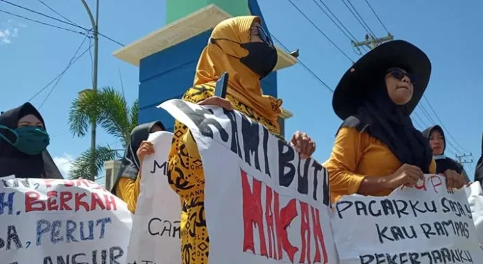 Ibu-Ibu Kompak Dukung Suami Tuntut Pemberian Izin Kerja di Dermaga Petikemas