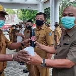 Berantas Korupsi, Pemda Wakatobi Gunakan Pin Tolak Gratifikasi Berantas Korupsi, Pemda Wakatobi Gunakan Pin Tolak Gratifikasi