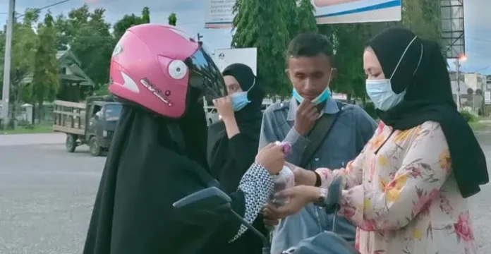 Mahasiswa STAI Syarif Muhammad Raha Berbagi Takjil ke Pengguna Jalan