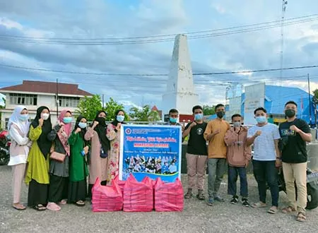 Mahasiswa STAI Syarif Muhammad Raha Berbagi Takjil ke Pengguna Jalan