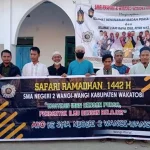 SMAN 2 Wangiwangi Berbagi Takjil di Desa Mola Raya SMAN 2 Wangiwangi Berbagi Takjil di Desa Mola Raya