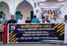 SMAN 2 Wangiwangi Berbagi Takjil di Desa Mola Raya SMAN 2 Wangiwangi Berbagi Takjil di Desa Mola Raya