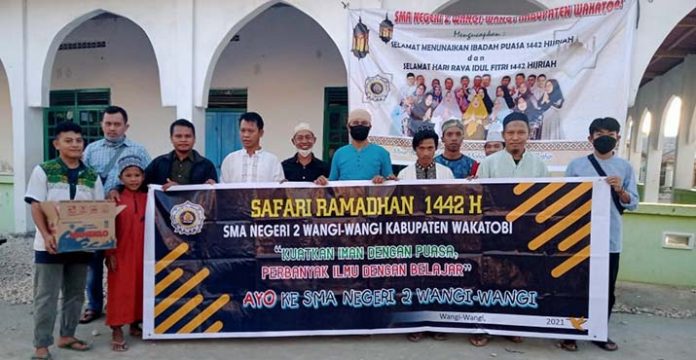 SMAN 2 Wangiwangi Berbagi Takjil di Desa Mola Raya