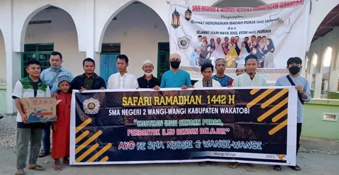 takjilwangi SMAN 2 Wangiwangi Berbagi Takjil di Desa Mola Raya