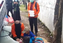 Mahasiswa STMIK Bina Bangsa Berbagi Takjil Mahasiswa STMIK Bina Bangsa Berbagi Takjil