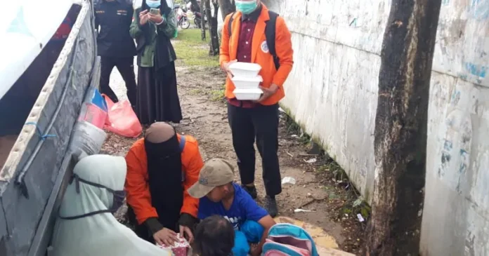 Mahasiswa STMIK Bina Bangsa Berbagi Takjil Mahasiswa STMIK Bina Bangsa Berbagi Takjil