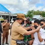 Pemkab Mubar Bagikan Masker kepada Masyarakat di Tiga Wilayah Pemkab Mubar Bagikan Masker kepada Masyarakat di Tiga Wilayah