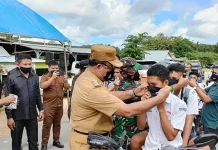 Pemkab Mubar Bagikan Masker kepada Masyarakat di Tiga Wilayah Pemkab Mubar Bagikan Masker kepada Masyarakat di Tiga Wilayah