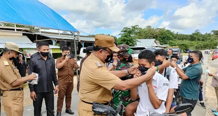 Pemkab Mubar Bagikan Masker kepada Masyarakat di Tiga Wilayah