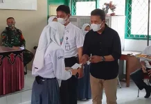 Peduli SMAN 1 Baubau, Syahrul Said Berikan Beasiswa pada 8 Siswa Kurang Mampu Peduli SMAN 1 Baubau, Syahrul Said Berikan Beasiswa pada 8 Siswa Kurang Mampu