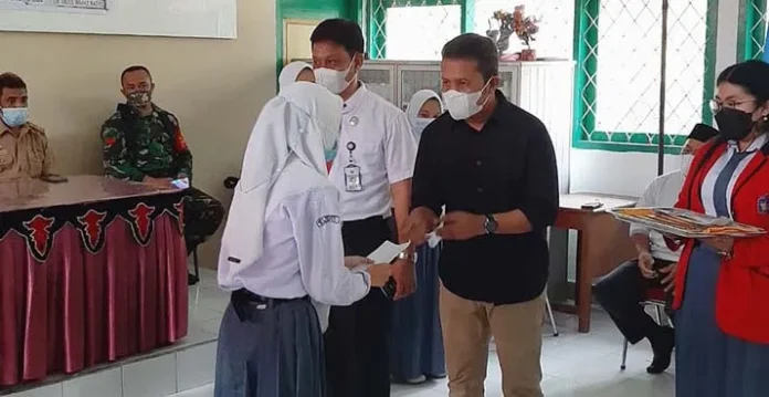 pedulibaubau Peduli SMAN 1 Baubau, Syahrul Said Berikan Beasiswa pada 8 Siswa Kurang Mampu